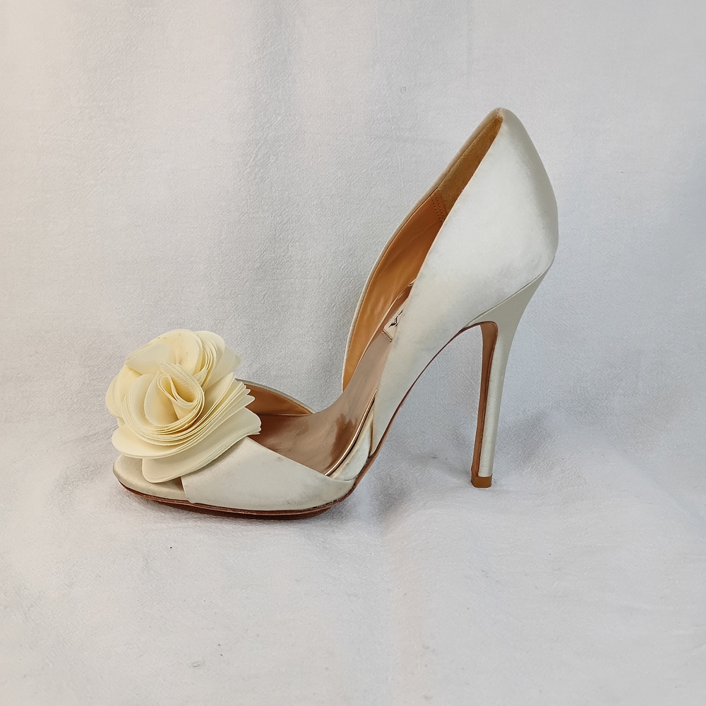 Badgley Mischka Cream Heels with Floral Detail Size 5.5 M